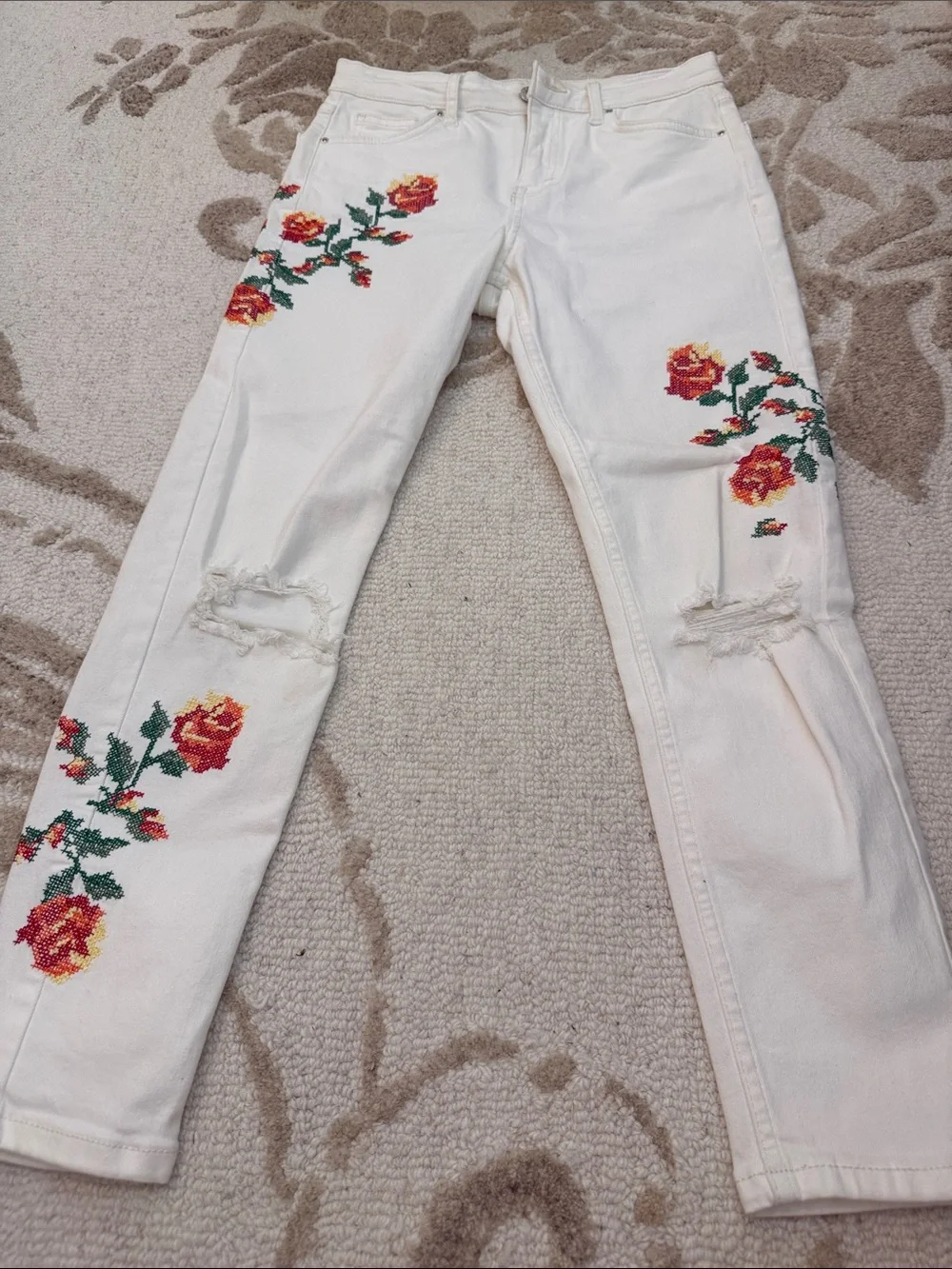 Topshop Jamie Embroidered White Women’s Slim Jeans with Red Rose Detail - Picture 5 of 5